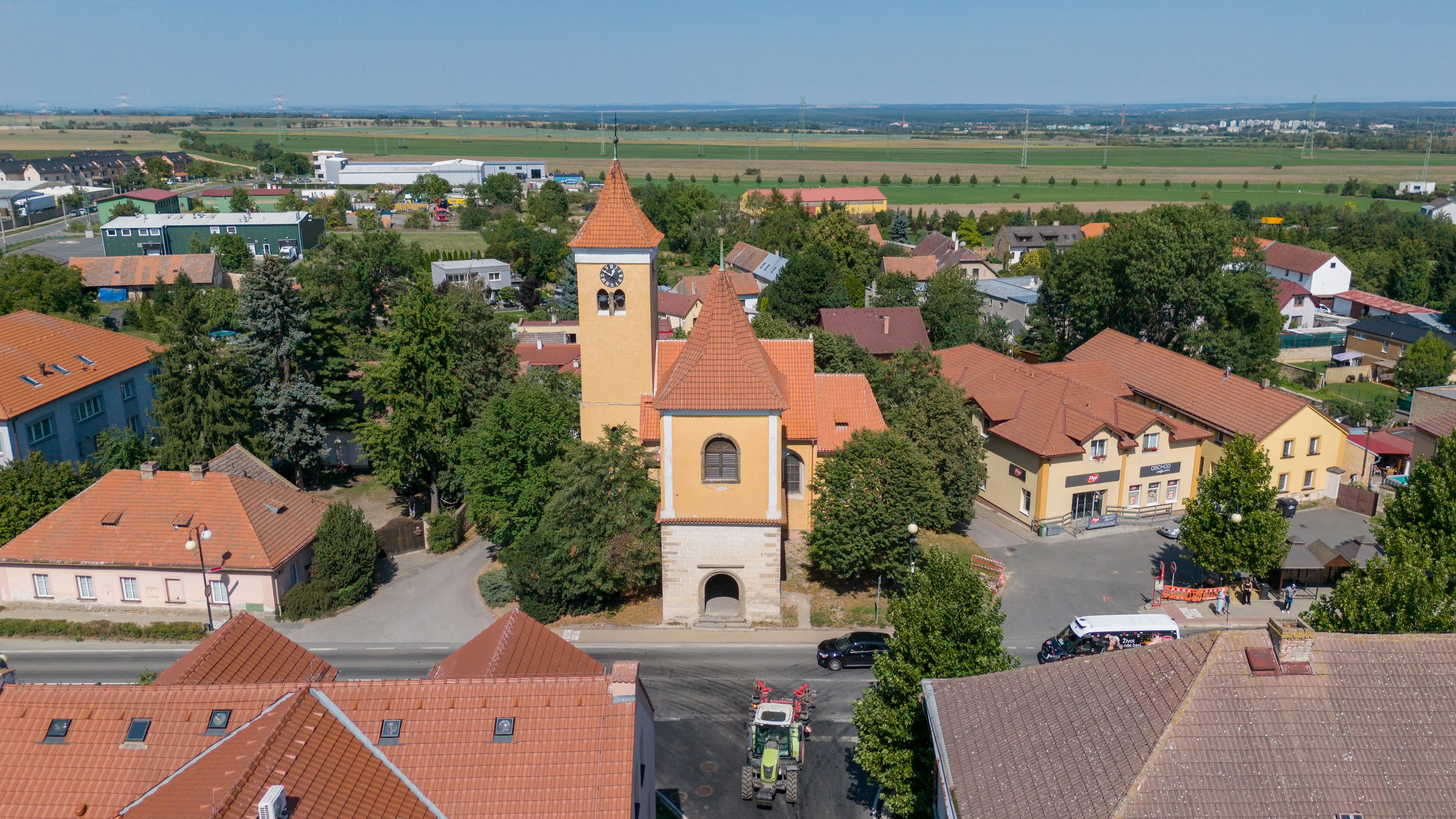 Centrum Nehvizd s kostelem svatého Václava